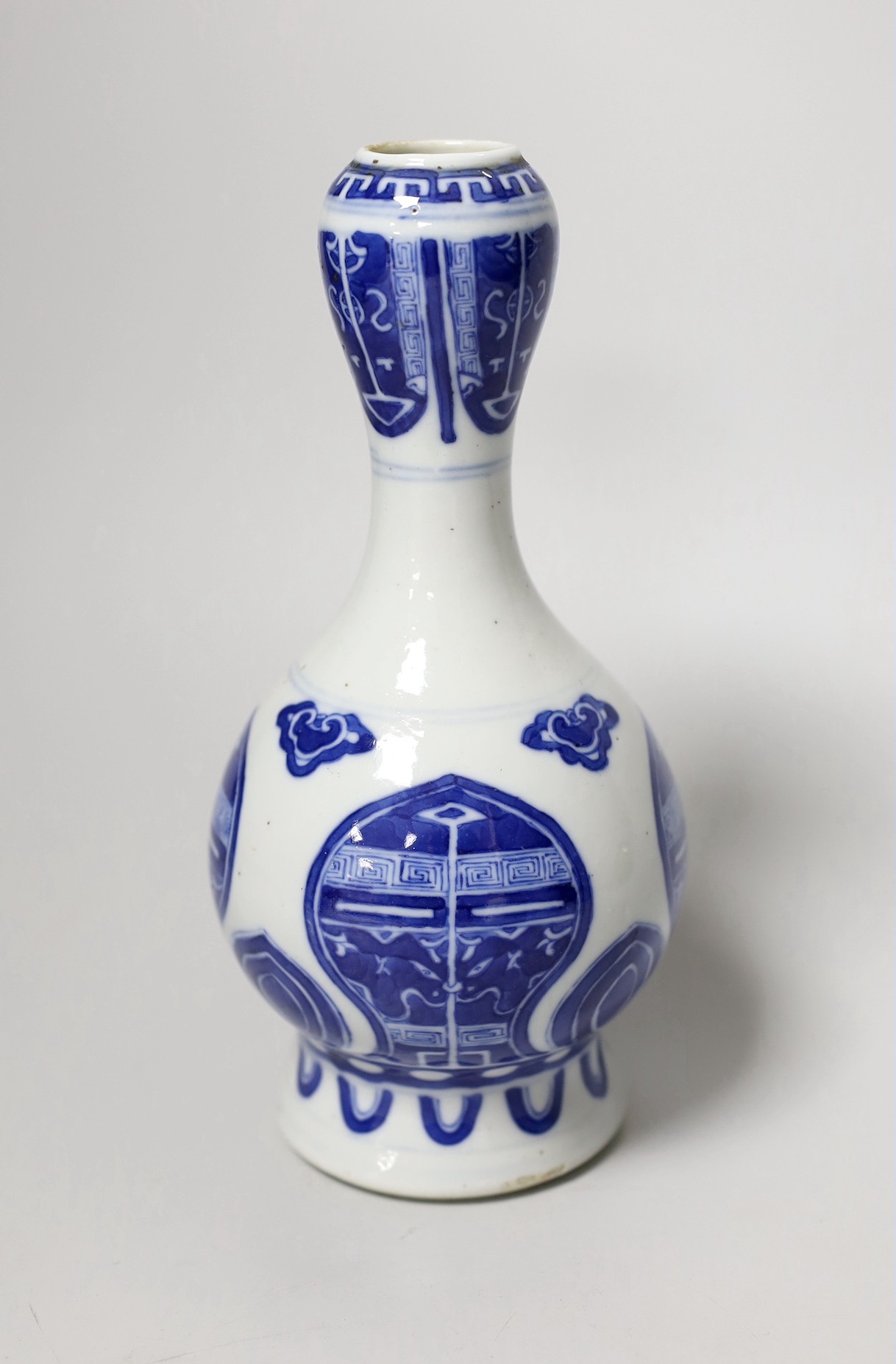 A Chinese archaistic blue and white double gourd vase, 19th century, 19cm